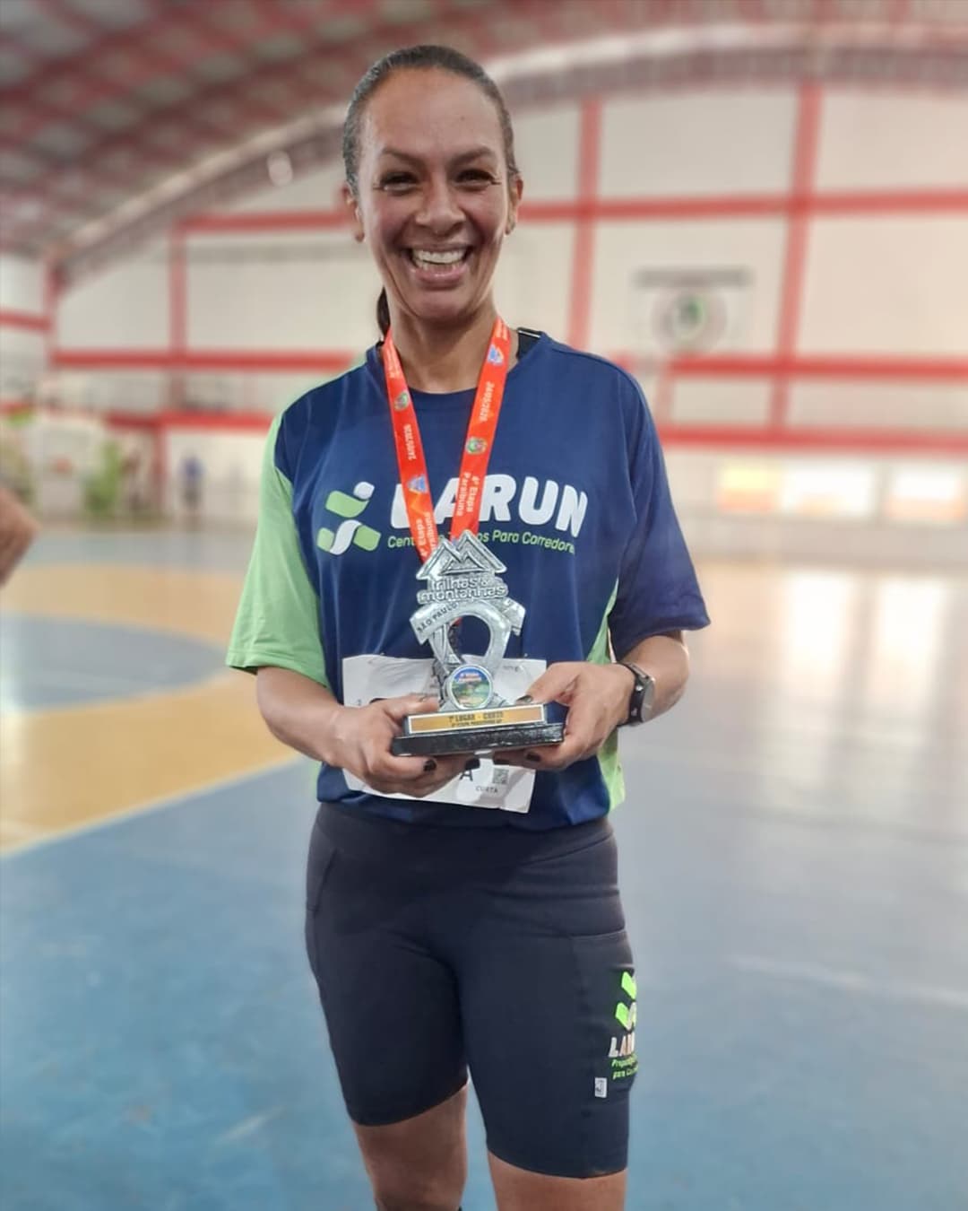 Amanda Mendes, aluna LARUN, corre mais de 21km após superar dor no joelho